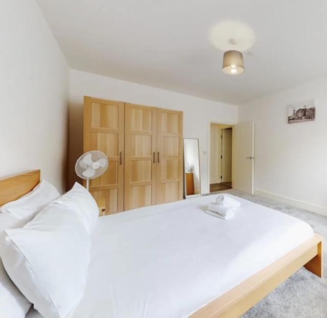 Spacious Two Bedroom Apartment With Valley Views Abertillery Exterior photo
